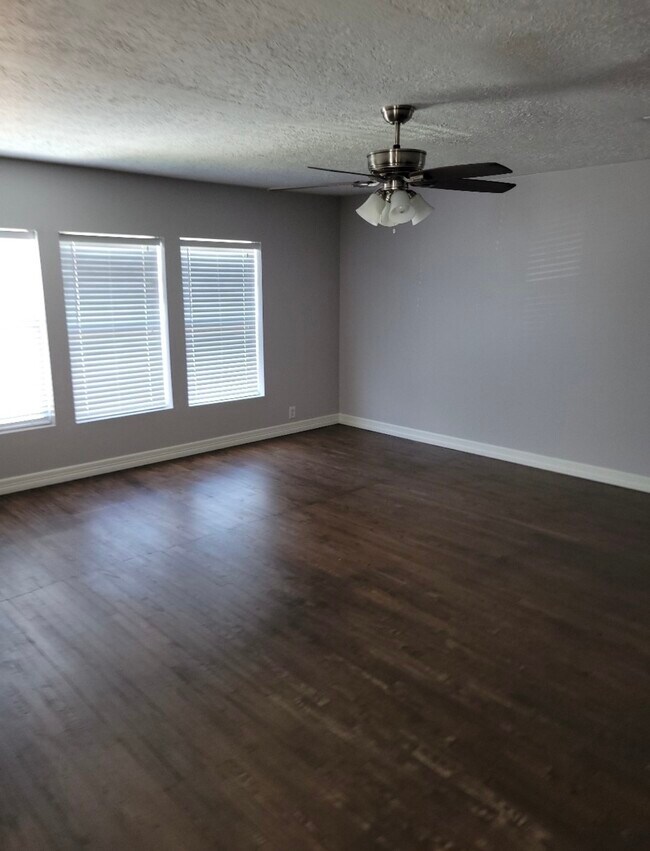 Foto del edificio - 6918 Irvington Blvd