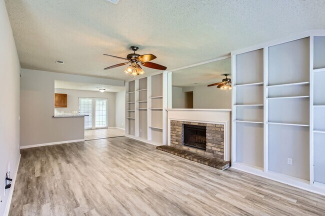 Foto del edificio - 11910 Yearling Dr