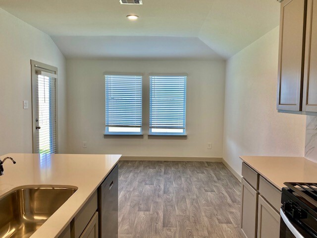 Building Photo - 7023 Sunbreeze Ln