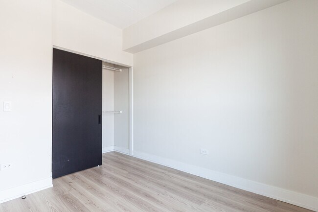 Foto del edificio - 941 W Belmont Ave