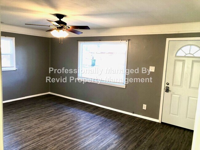 Building Photo - UTILITIES INCLUDED 3 Bed 1 Bath Home