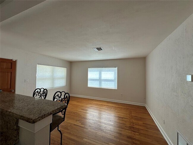 Building Photo - 2130 Oglesby Ave