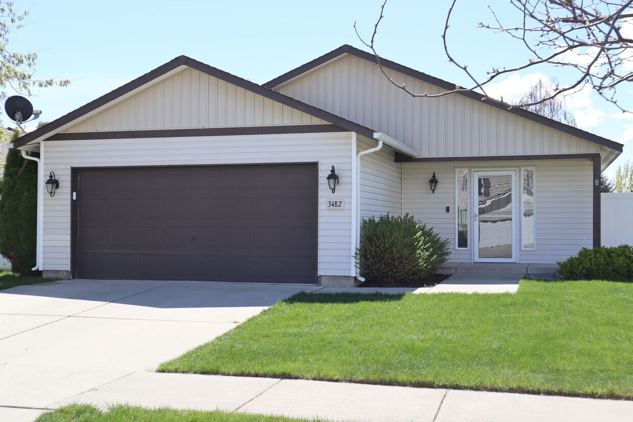 Primary Photo - Cozy Home in The Landings