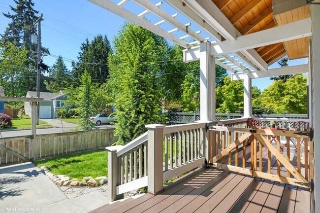 Building Photo - Traditional Wedgwood Craftsman, Video Tour...