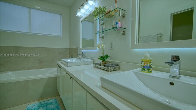 Foto del edificio - 10360 NW 68th Ter