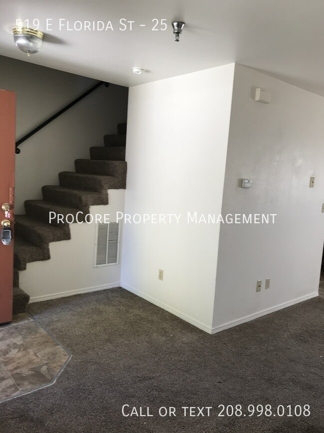 Building Photo - 2 Bed/ 1.5 Bath, Attached Storage Closet, ...