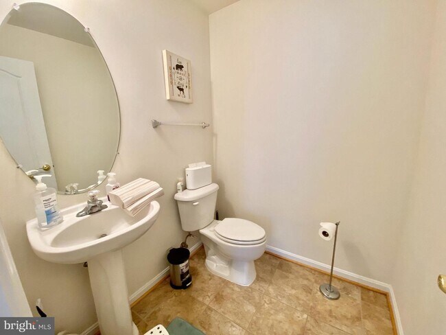 Building Photo - 13570 Village Green Dr