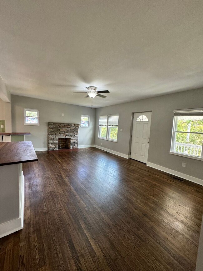 Foto del edificio - Knoxville 37915 - 3 bedroom, 1 bath home -...