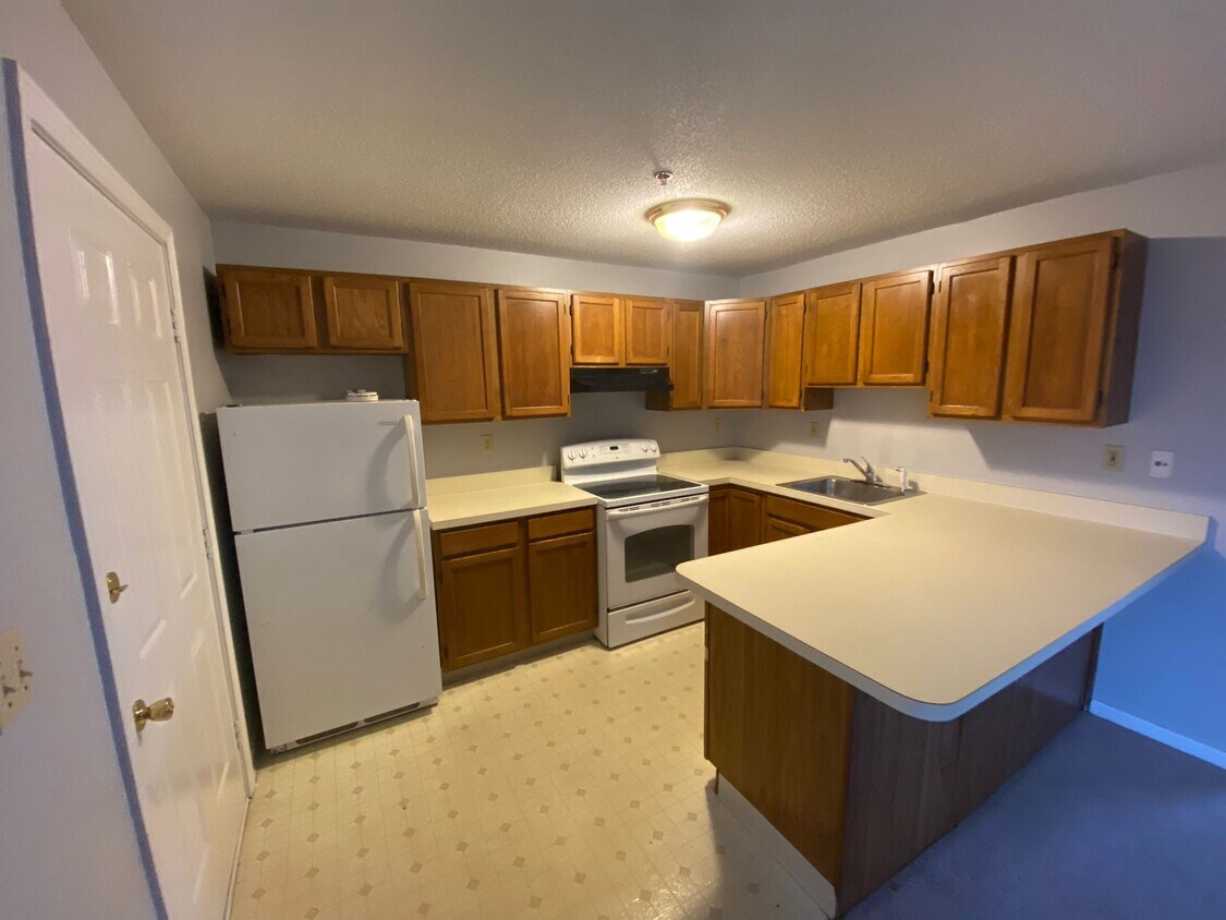 6 Crown St Unit 6, Plainville, CT 06062 Room for Rent in Plainville