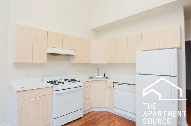 Building Photo - 923 W Dickens Ave