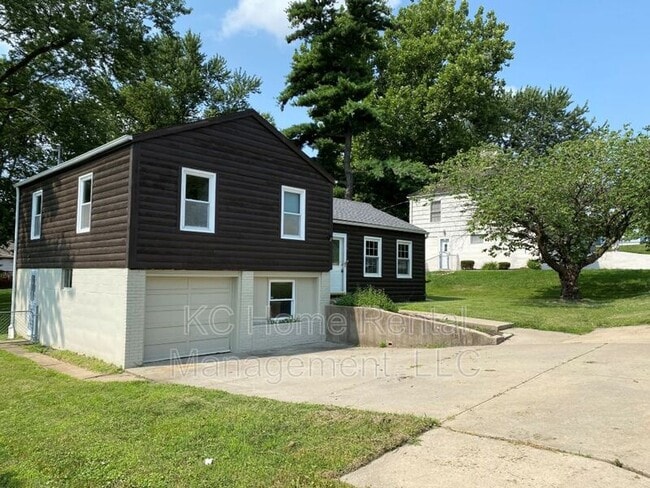 Building Photo - 1519 NE Englewood Rd