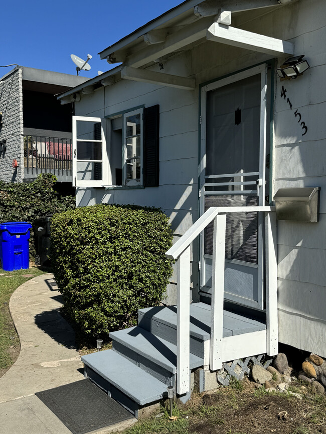 Front door and steps - 4153 Bachman Pl