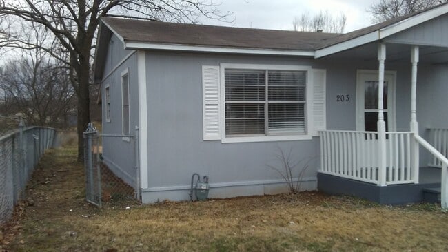 Building Photo - 203 W Eagle St
