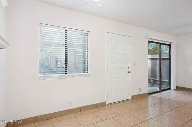 Building Photo - 286 W Palomino Dr