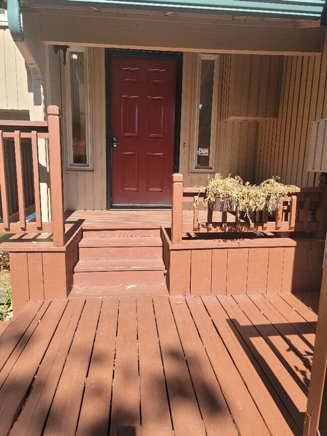 Building Photo - Kent 4 bedroom plus Den and 3 bathrooms & ...