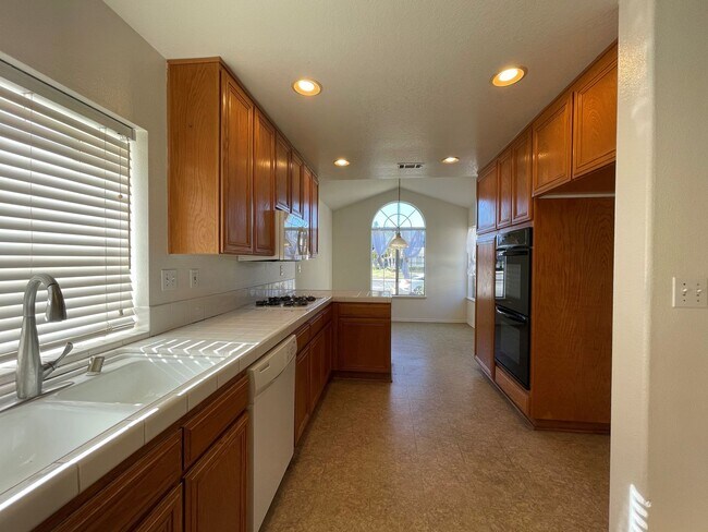 Foto del edificio - Spacious 1- Story Home with Great Open Flo...