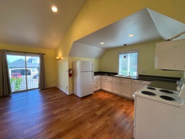 Building Photo - Cozy 1 Bed 1 Bath Apartment with Private Garage in SeaTac