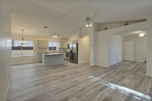Building Photo - Very  nice quiet location near the 51 and ...