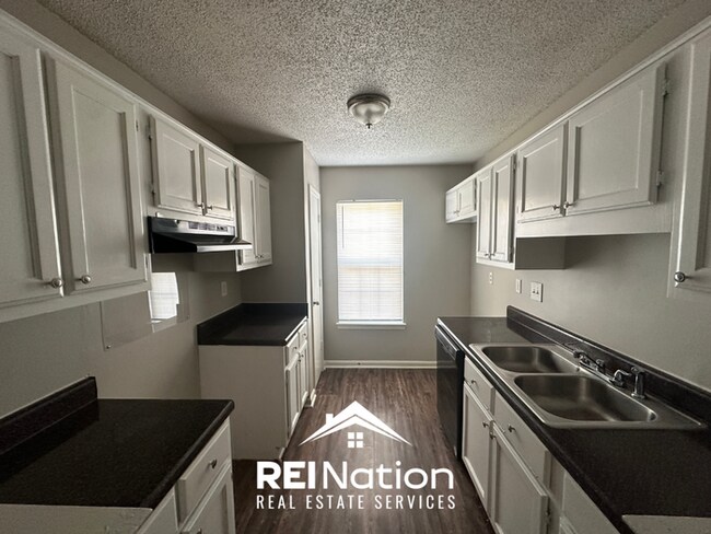 Foto del edificio - 3BR/2BA Memphis Rental with Vaulted Ceilings, Hardwood Floors & Large Backyard
