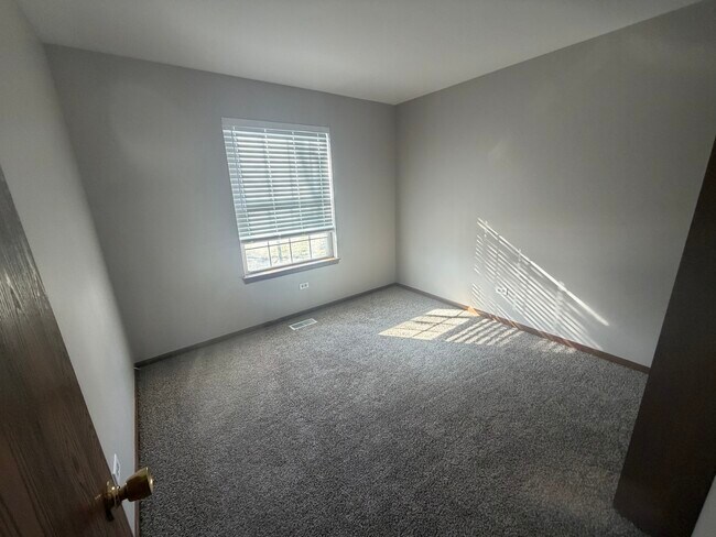 Building Photo - 690 Greenfield Ct