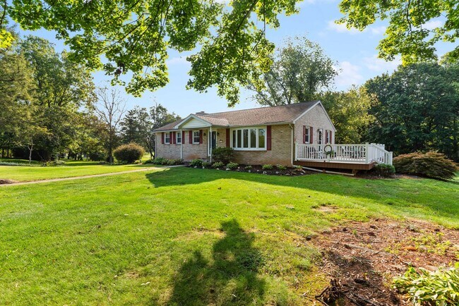 Building Photo - 3 Bedroom, 1 Bathroom - Single Family Rancher