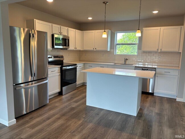 Building Photo - 54271 Stonebridge Dr