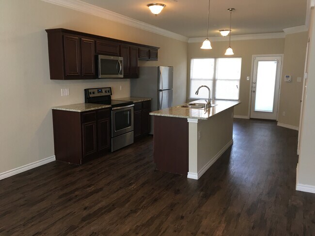 Kitchen with granite counters - 128 E Maple Ridge Ct