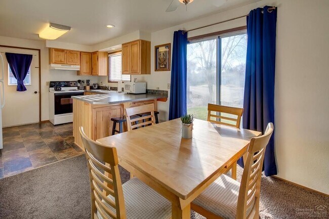 Foto del edificio - 2348-2348 SW Umatilla Ave