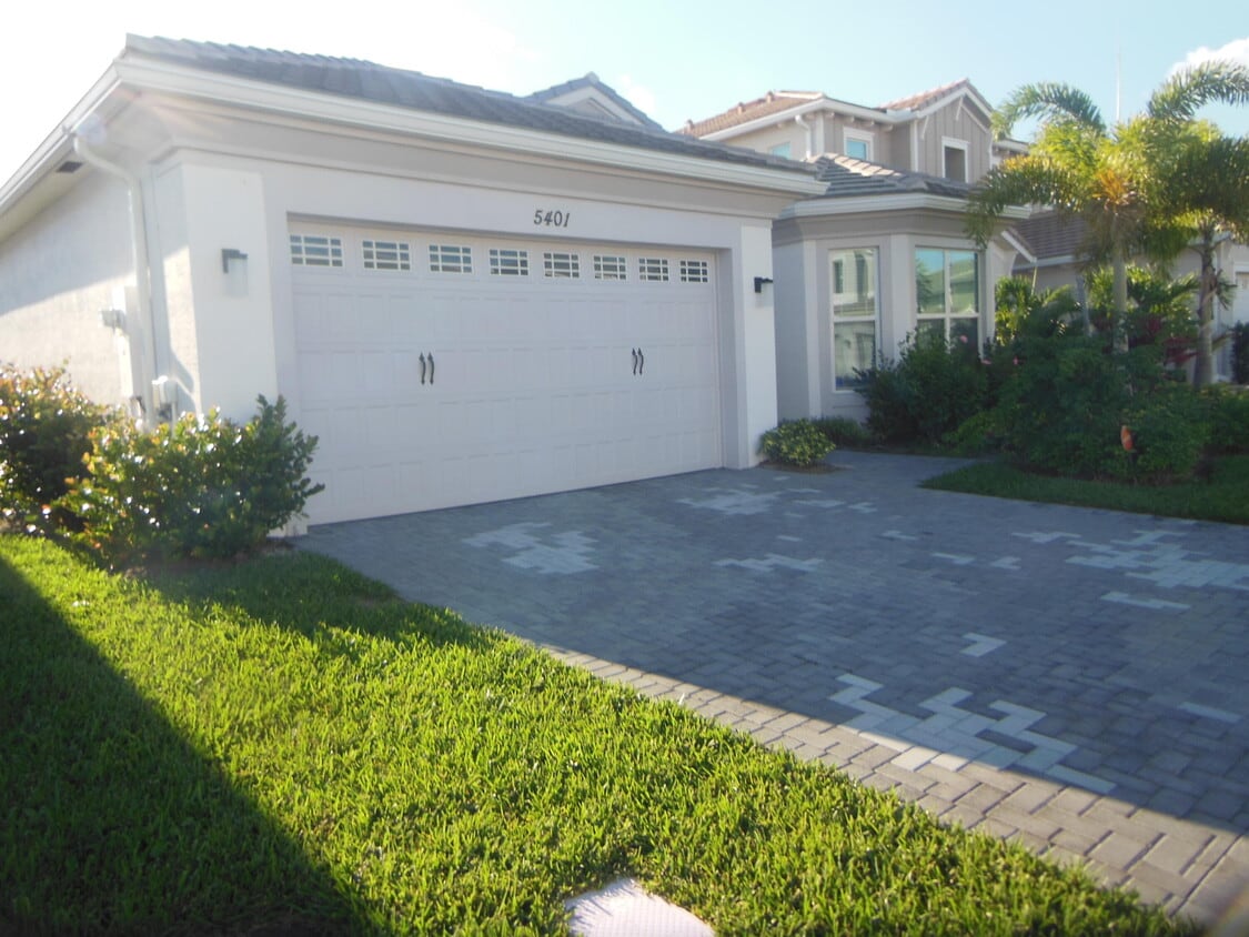 Primary Photo - 5401 Pecan Dr