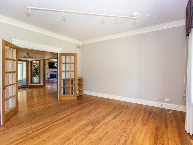 Building Photo - 29W350 Oak Knoll Rd