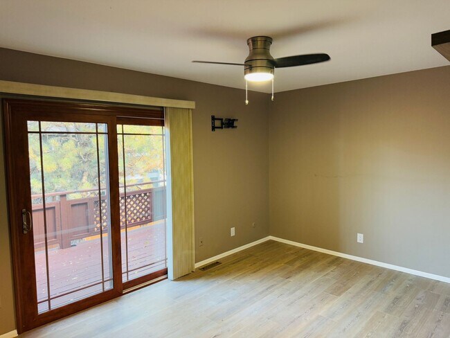 Foto del edificio - West End Condo with Deck, Central AC and community pool