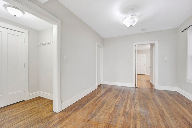 Foto del edificio - 2651 N Marshfield Ave