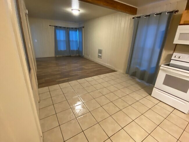 Living room - 526 N 9th St
