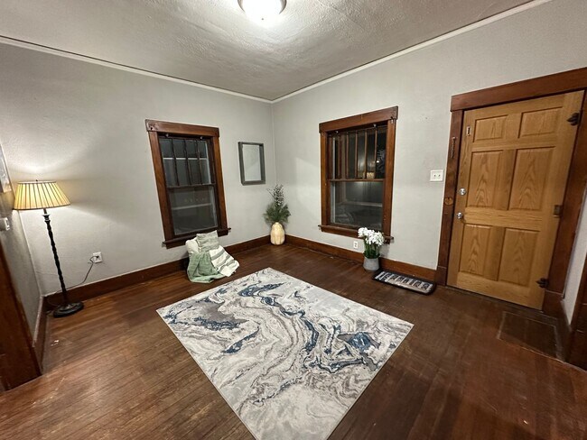 Building Photo - 2 bed, 1 bath home for rent in Waterloo