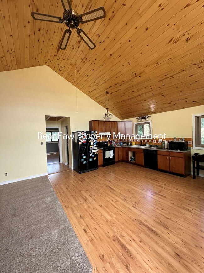 Foto del edificio - "Charming 3-Bedroom with 2 Full Baths in Scenic Bailey!"