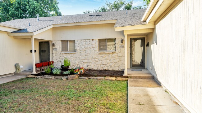 Building Photo - Spacious 3 bed / 2 bath duplex unit lookin...