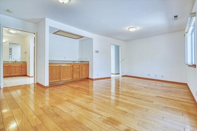 Foto del edificio - 5 Bedroom 3-bathroom Large single level home!