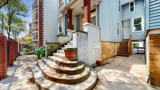 Building Photo - 2430 N Southport Ave