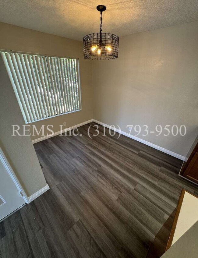 Building Photo - Renovated Upstairs Condo w/ Laundry and Ba...