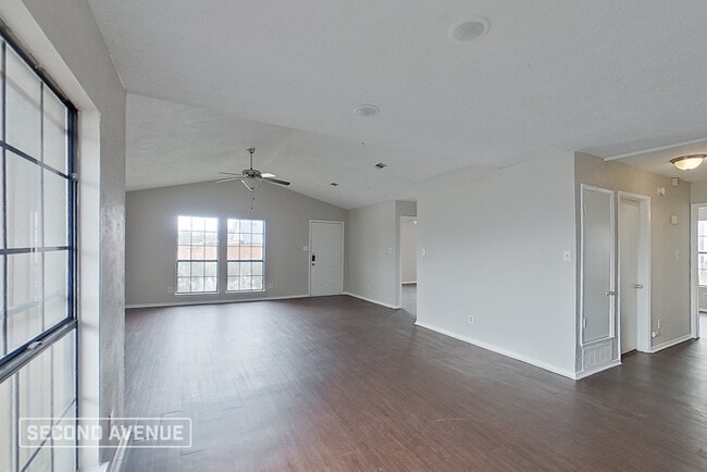 Foto del edificio - 9124 Pinehaven Dr