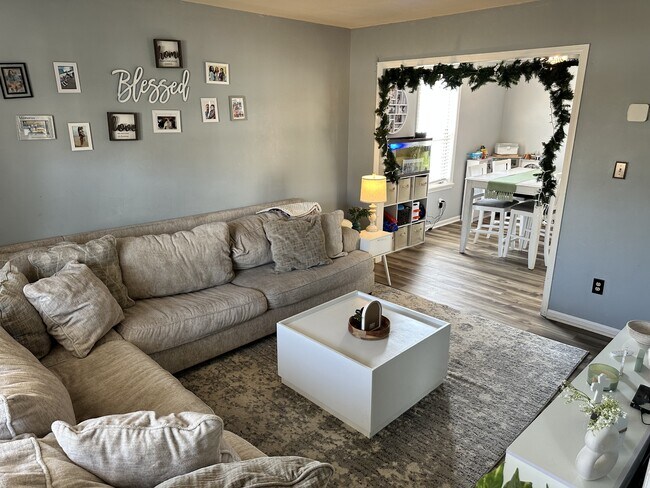 Foto del edificio - 213 Mahogany Dr