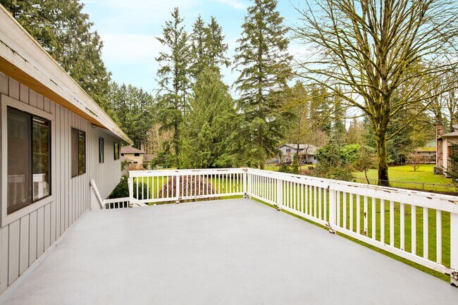Building Photo - 3 Bedroom Split Level on Large Lot and Add...
