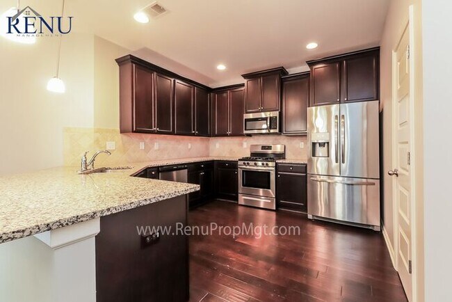 Foto del edificio - Now available 4 bedrooms 3 baths