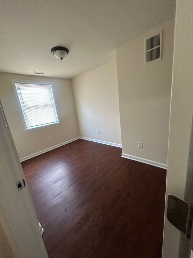 Building Photo - NEWLY RENOVATED TOWNHOME IN WEST BALTIMORE