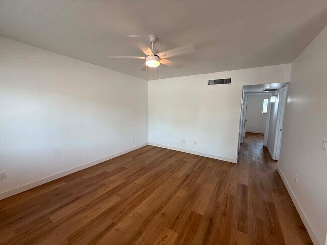 Foto del edificio - 1518 E Hedrick Dr