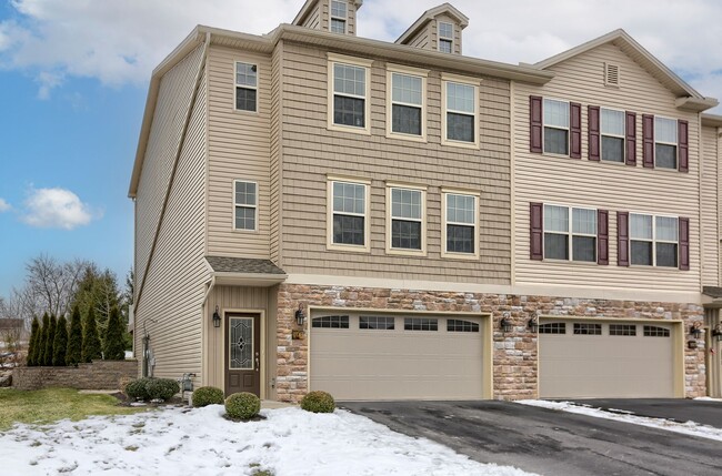Building Photo - 4 bedroom townhome
