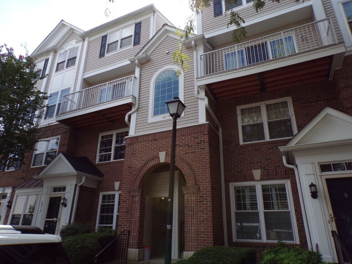 Two Bedroom, Two Level Condo Near Van Dorn... - Two Bedroom, Two Level Condo Near Van Dorn...