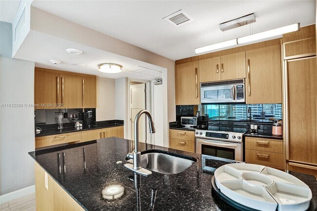 Foto del edificio - 10275 Collins Ave