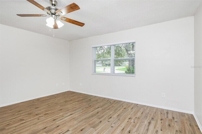 Foto del edificio - 966 Windsong Cir