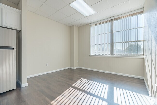 1 habitación, 1 baño - 700 pies cuadrados - Sala de estar - Alamo School Lofts